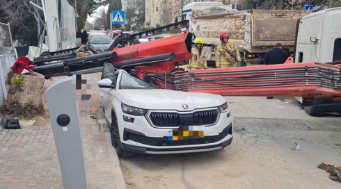 אירוע חריג בירושלים: אישה נהרגה מקריסת מנוף על רכבה
