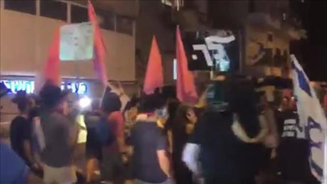 מפגינים נגד נתניהו בכיכר הבימה 6.10