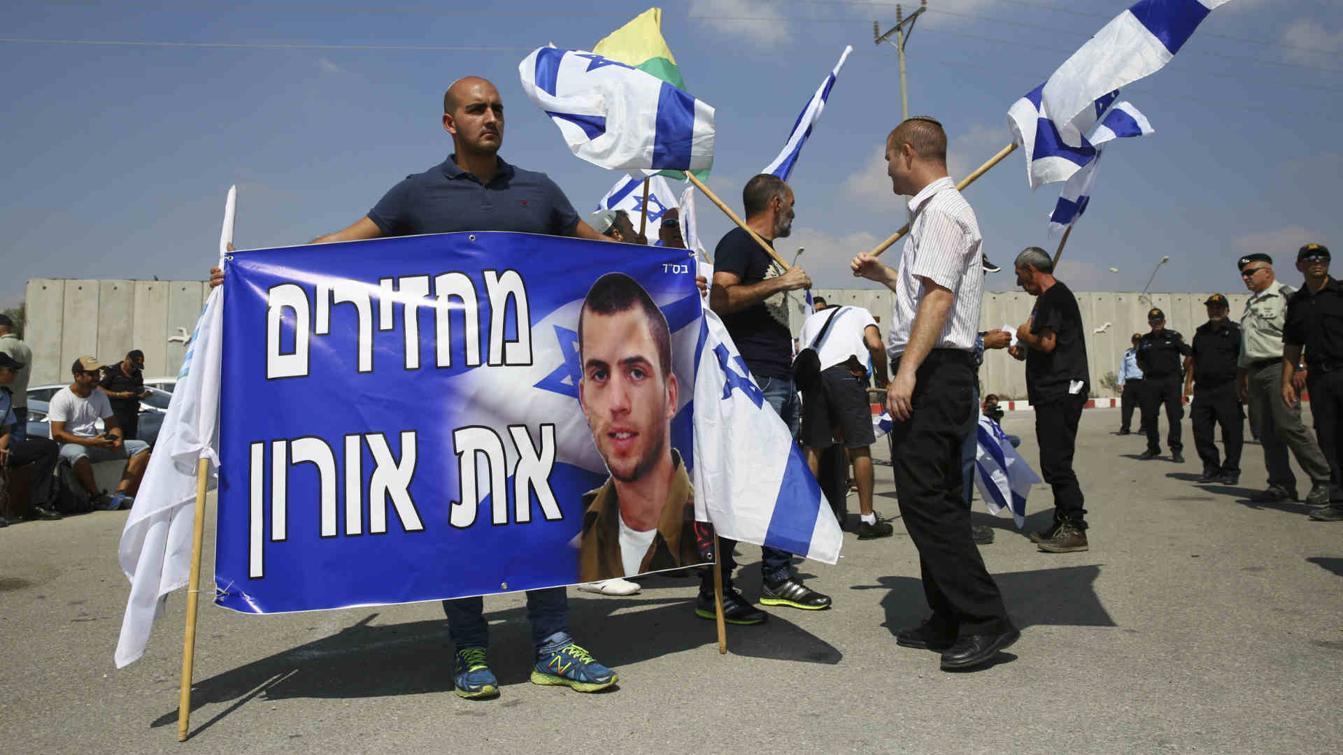 המחאה בקריאה להשבת גופות גולדין ושאול