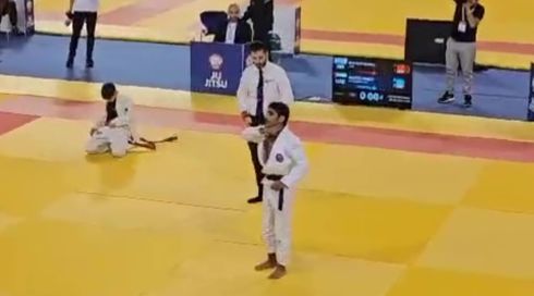 לוחם ג'יו ג'יטסו מאיחוד האמירויות סימן תנועת "שחיטה" לעבר המשלחת הישראלית