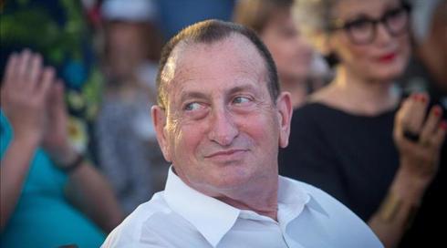 הגמגום של חולדאי - מי מחליט להאיר את בניין העירייה?