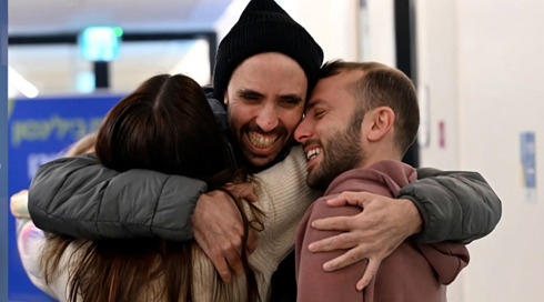 קמו לחיים חדשים: יממה ראשונה של חופש ל-6 החטופים