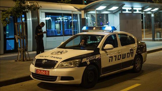 אילוסטרציה ניידת משטרה בלילה