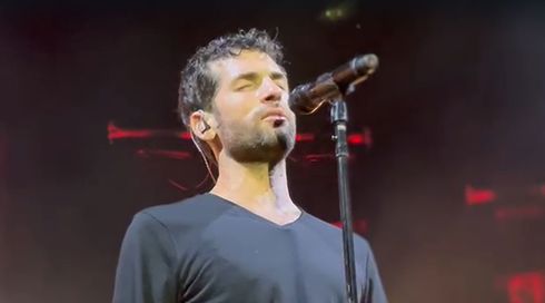 על הבמה בניר עוז: שגיא דקל חן חשף שירים שכתב בשבי