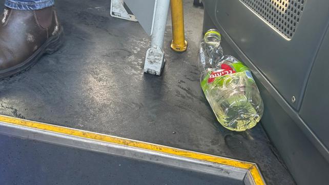 הבקבוק עם שאריות הבנזין ששימש את החשוד ושנמצא באוטובוס