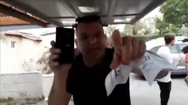 מפגין מתומכי נתניהו מגדף את אשתו של אלקין, 19.04.21