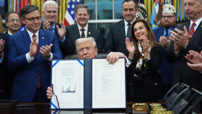 טראמפ במעמד אישור חוק התקציב שסיים את השבתת הממשל האמריקני, נובמבר 2025