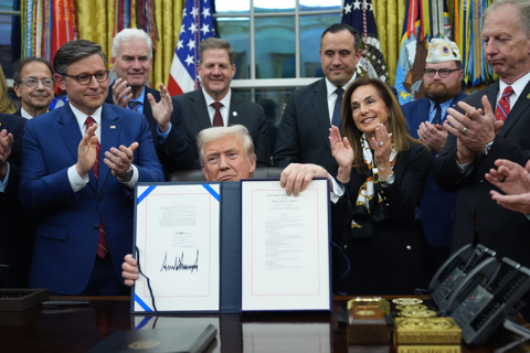 טראמפ במעמד אישור חוק התקציב שסיים את השבתת הממשל האמריקני, נובמבר 2025