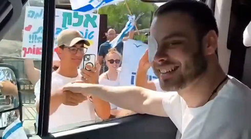 "הרגשתי את האהבה שלכם מתחת לאדמה": כשהוא חבוש בעינו - אלון אהל שב הביתה