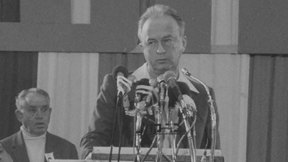 יצחק רבין נואם. 1977