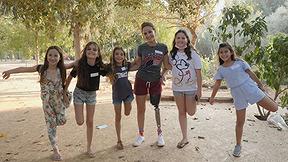 ילדים שואלים את אסתי שאלות על הפרוטזה 