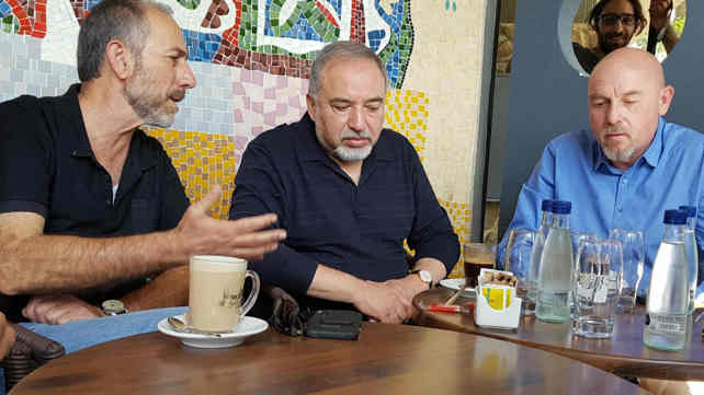 שר הביטחון עם דימי אפרצב ואלי מלכה