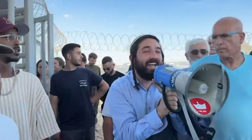 מילואימניקים נחקרו בחשד להתעללות במחבל - ח"כים ומפגינים פרצו לשדה תימן