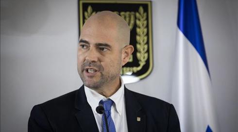 למה גם חיסון אסירים הופך לקרב פוליטי?