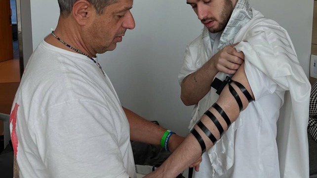 עומר שם טוב מניח תפילין לזכרו של אורי דנינו