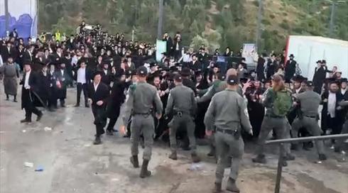 אחרי הפסקת ההילולה: העימותים במירון נמשכים