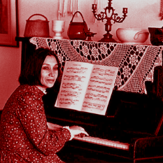 נעמי שמר מנגנת בפסנתר