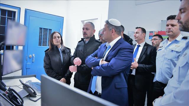 בן גביר מבקר בכלא
