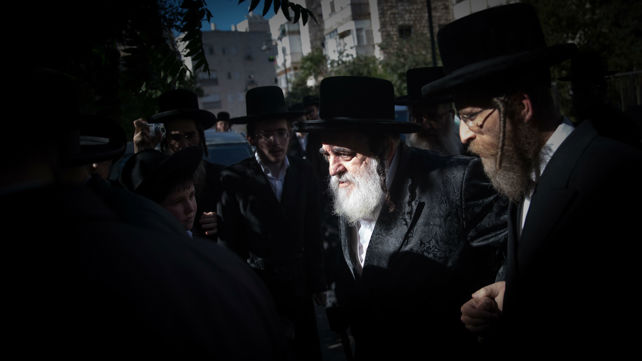 האדמו"ר מויז'ניץ, הרב ישראל הגר מגיע לישיבת מועצת