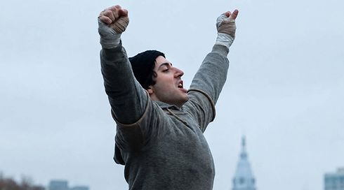 הסיפור שמאחורי "רוקי": הצצה ראשונה לסרט "I Play Rocky"