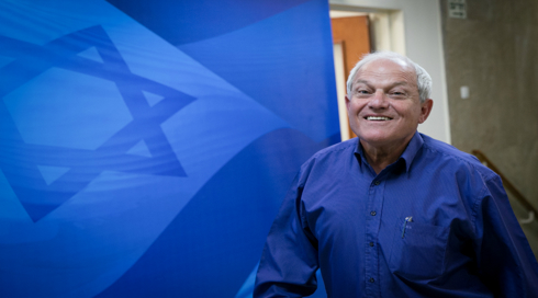 שר הרווחה נגד כחלון: "לנכים יש כסף אבל לקשישים לא?"