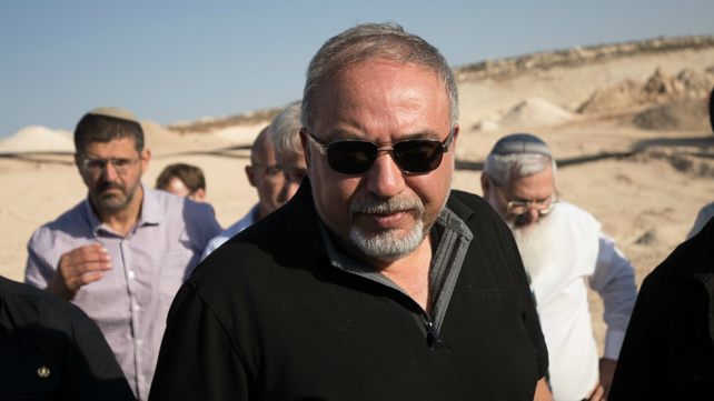 ליברמן בסיור עם מתנחלים ביו"ש