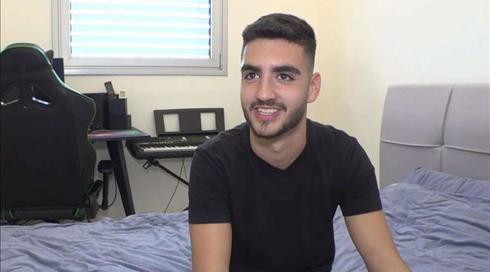 "אני עדיין לא תופס את זה": הנער שכתב את הלהיט החדש של אייל גולן