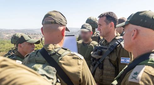 שבועיים לאחר שתועד על ידי חיזבאללה בסיור: הרמטכ"ל סייר בגבול לבנון לבוש באפוד