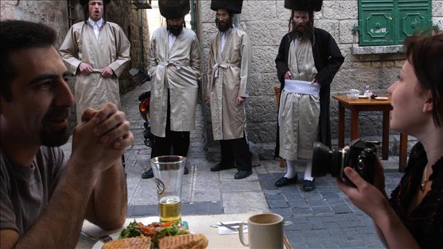 חילונים אוכלים חמץ בירושלים