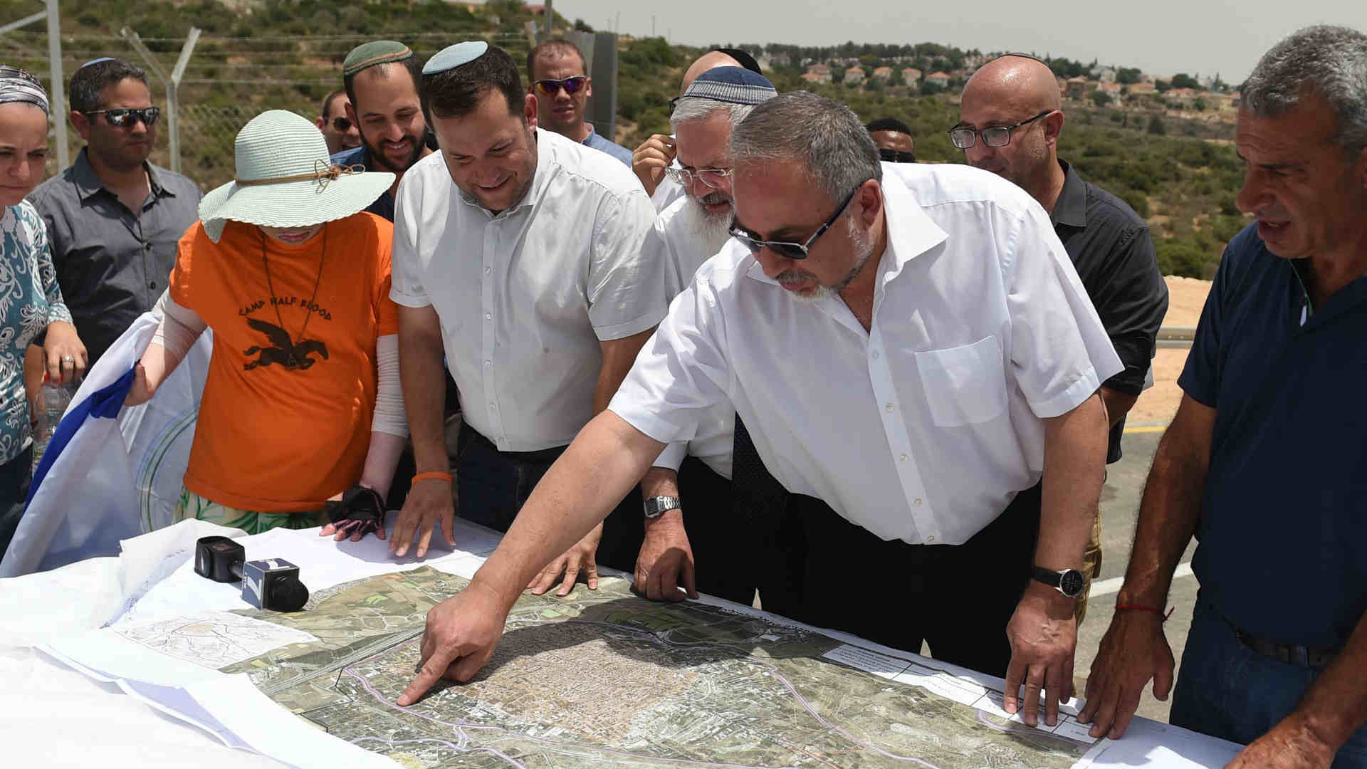 ליברמן בוחן תוכניות בנייה בסיור בשומרון
