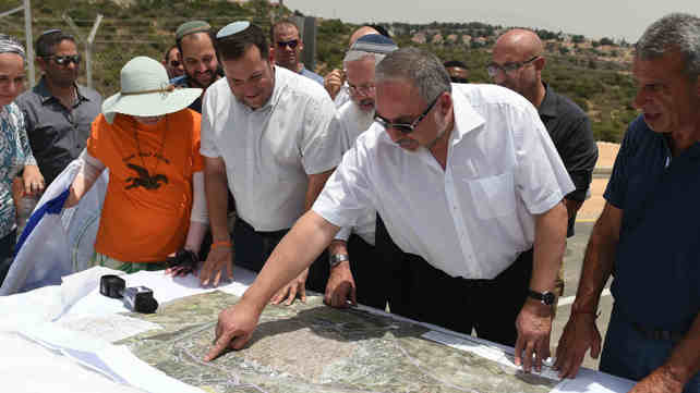 ליברמן בוחן תוכניות בנייה בסיור בשומרון