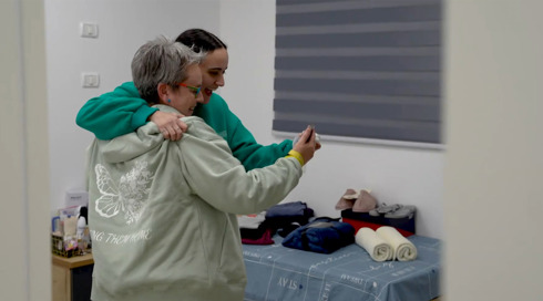 החטופות בבית: רגעי האושר הראשונים של רומי, דורון ואמילי לאחר השבי