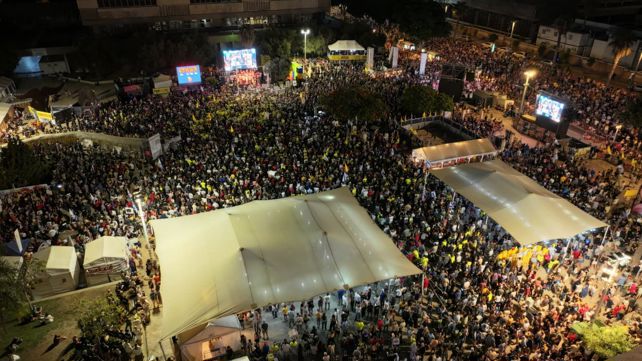 המונים בעצרת בכיכר החטופים