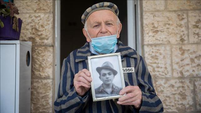 ניצול השואה יוסף קליינמן שהעיד במשפט אייכמן, במרפסת ביתו בצפירה, 21.04.20