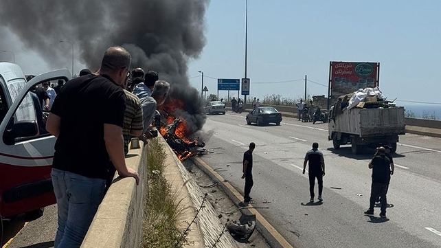 תיעוד הרכב שהותקף עולה באש על הכביש דרומית לביירות