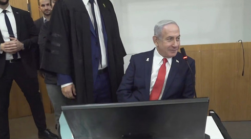 ויכוחים עם התביעה ופתקים מסווגים: עדות נתניהו נמשכת