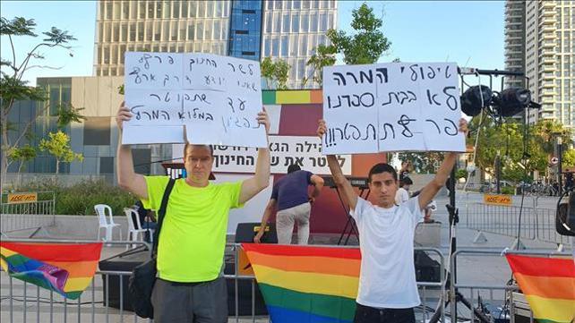 מפגינים מחוץ לביתו של שר החינוך הרב רפי פרץ