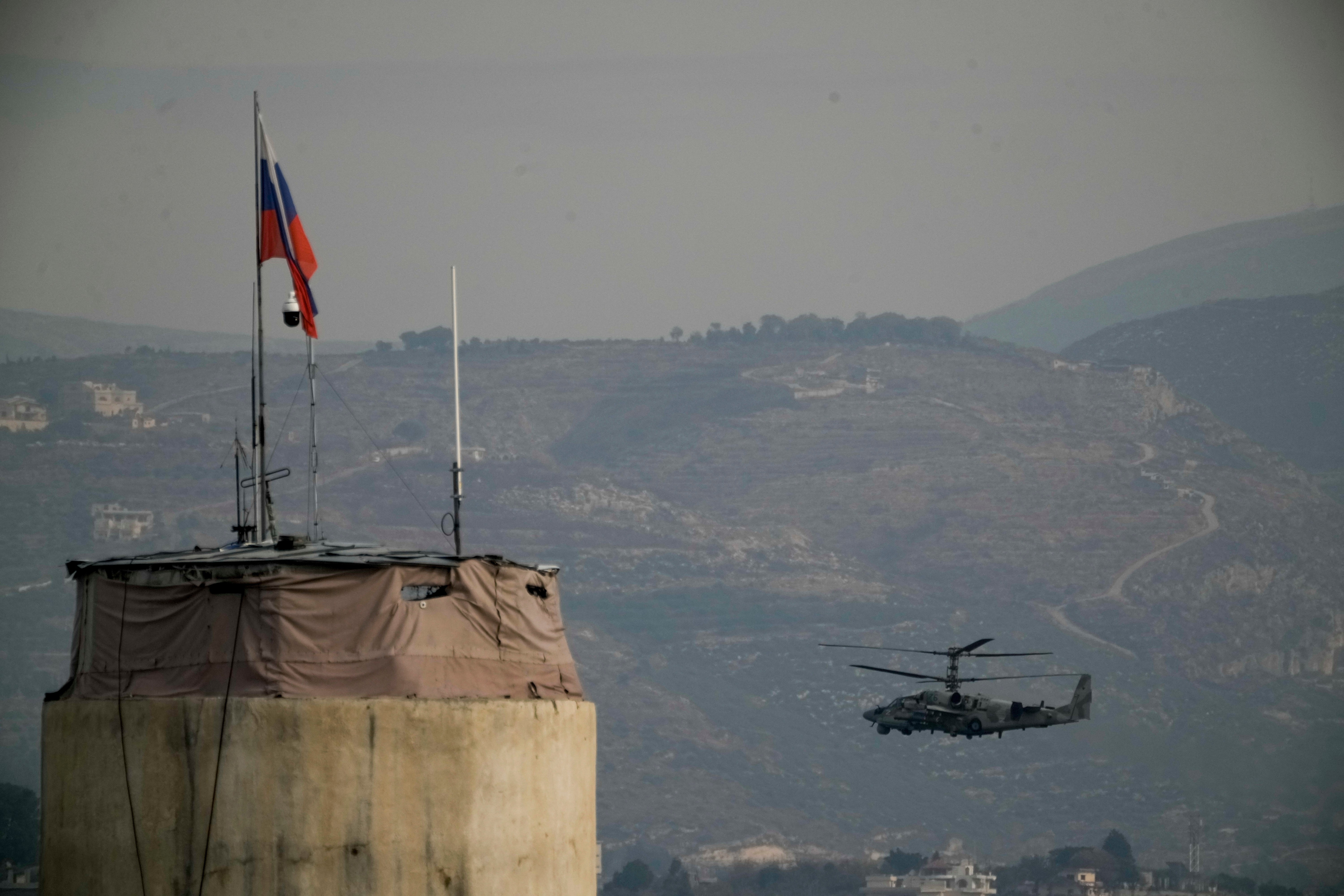 מסוק רוסי מעל בסיס חיל האוויר חמיימים בסוריה, דצמבר 2024