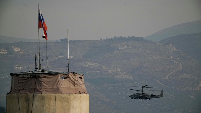 מסוק רוסי מעל בסיס חיל האוויר חמיימים בסוריה, דצמבר 2024