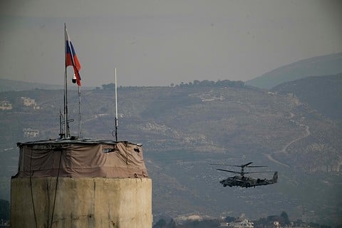 מסוק רוסי מעל בסיס חיל האוויר חמיימים בסוריה, דצמבר 2024