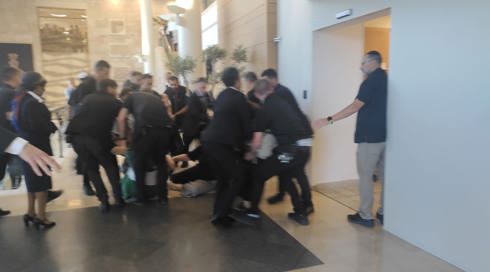 עימותים בכנסת: אימהות לוחמים מוחות נגד המשך הלחימה בעזה