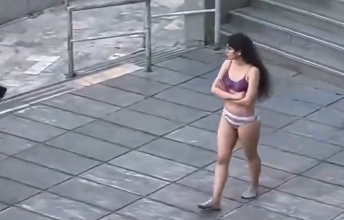 תיעוד: צעירה מוחה ברחובות איראן