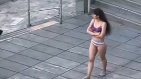 תיעוד: צעירה מוחה ברחובות איראן