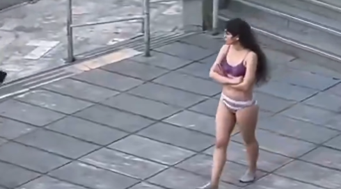 צעירה איראנית הורידה את בגדיה ברחוב, נעצרה - ונעלמה