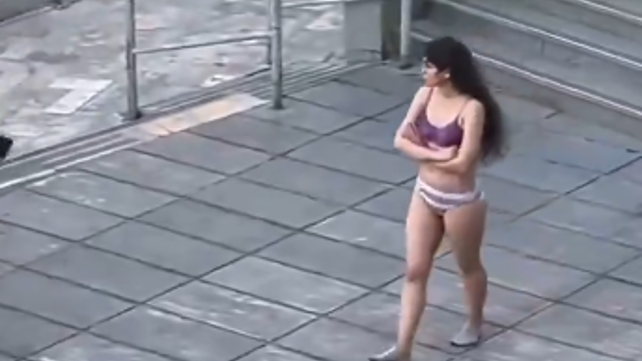 תיעוד: צעירה מוחה ברחובות איראן