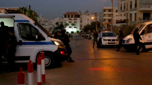 שוטרים ליד שגרירות ישראל בעמאן, אתמול