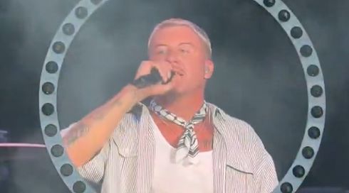 מקלמור בהופעה באצטדיון מטלייף בניו ג'רזי, הלילה