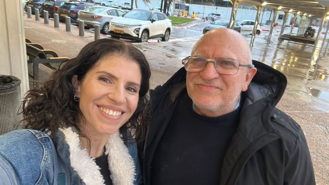 יעקב הררי עם בתו לאחר שהשתחרר מהמאסר בוונצואלה