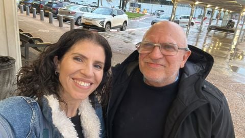 יעקב הררי עם בתו לאחר שהשתחרר מהמאסר בוונצואלה