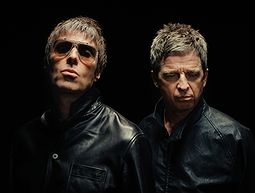 נואל וליאם גלאגר על כרזת סיבוב ההופעות "Oasis Live ‘27"
